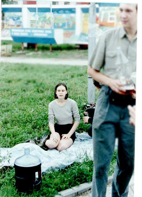 Лена-Оля загорает.